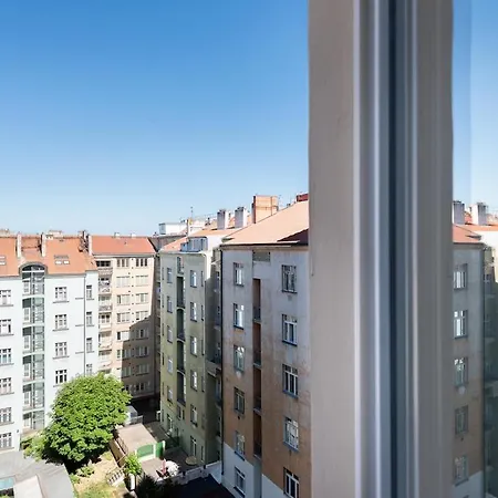 Cozy Vinohradska Near The Center